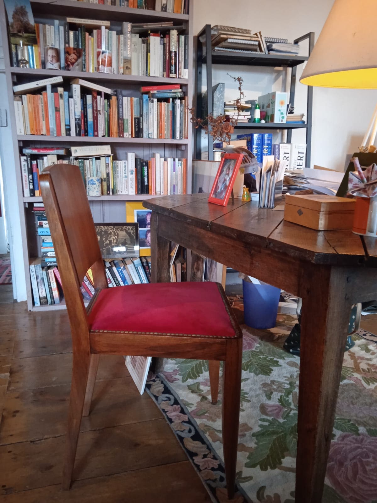 Chaise en bois retapissée avec un tissu velours rouge