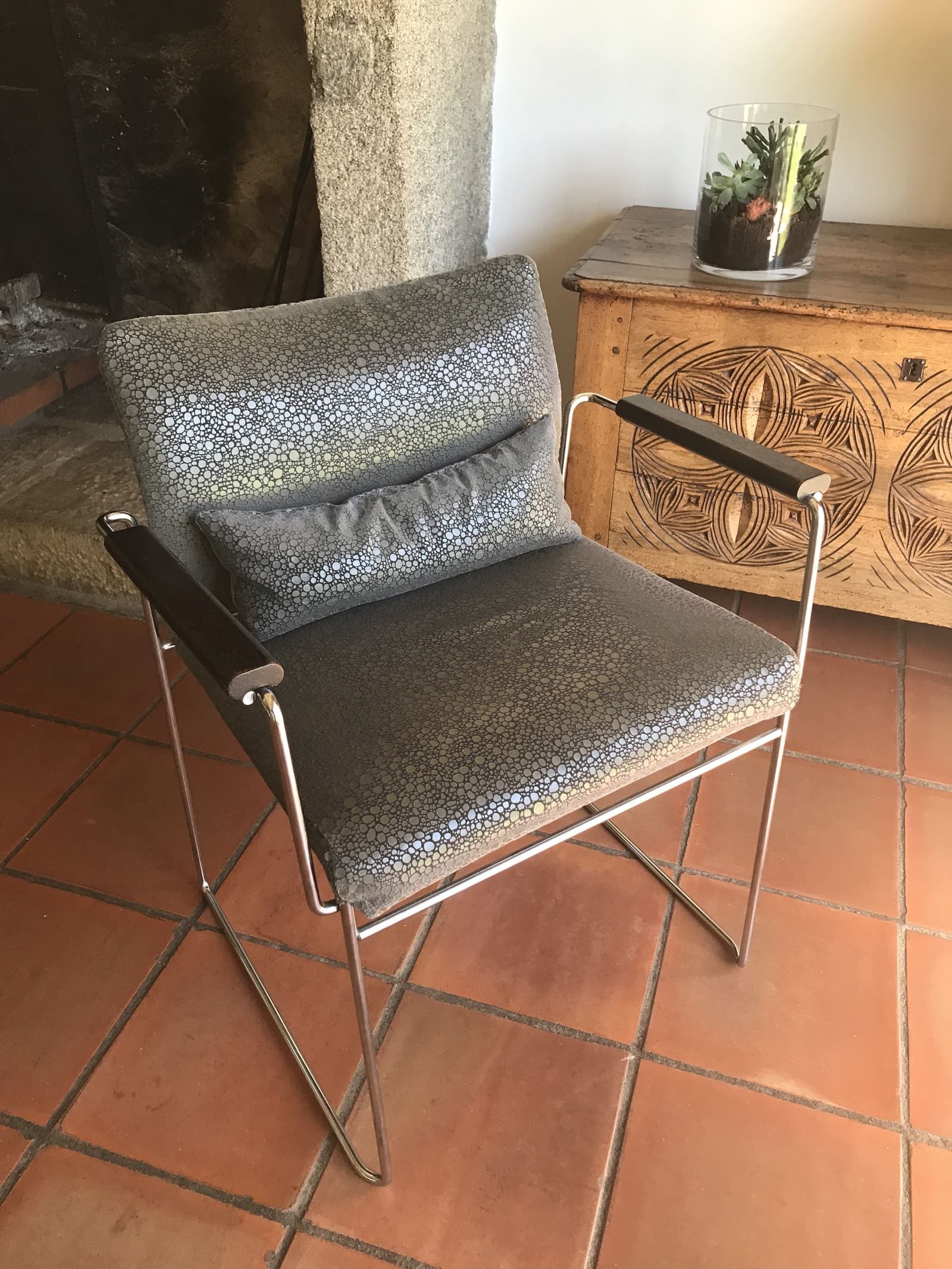 Fauteuil contemporain retapissé avec un tissu galuchat