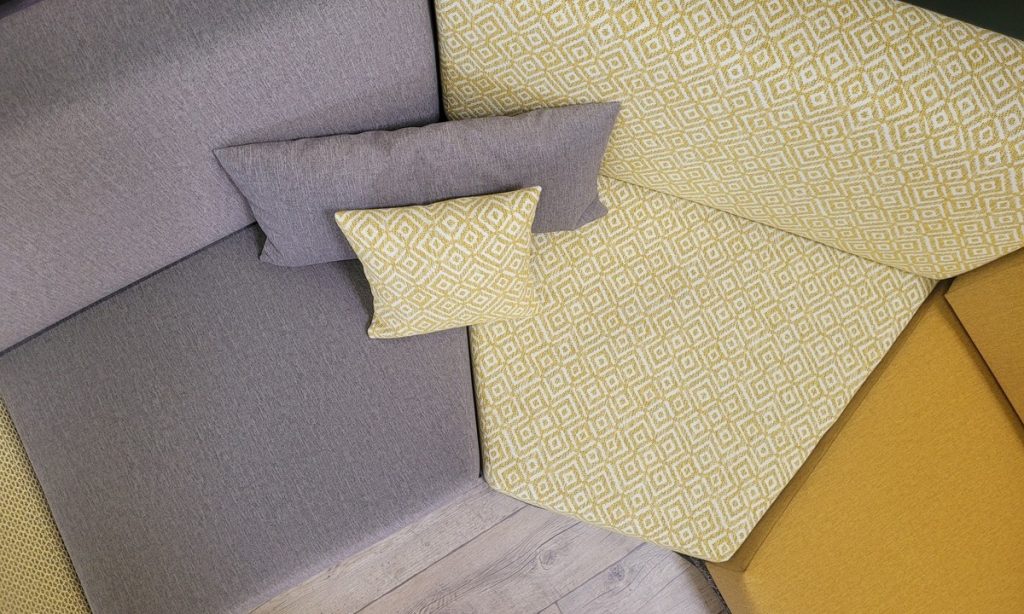 Canapé relooké avec plusieurs coloris et motifs
