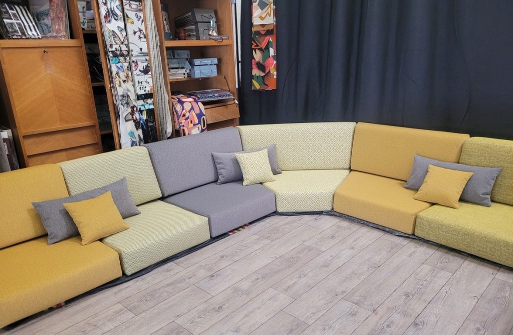 Canapé relooké avec plusieurs coloris et motifs