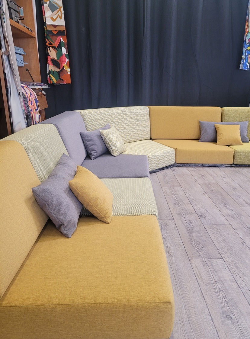Canapé relooké avec plusieurs coloris et motifs