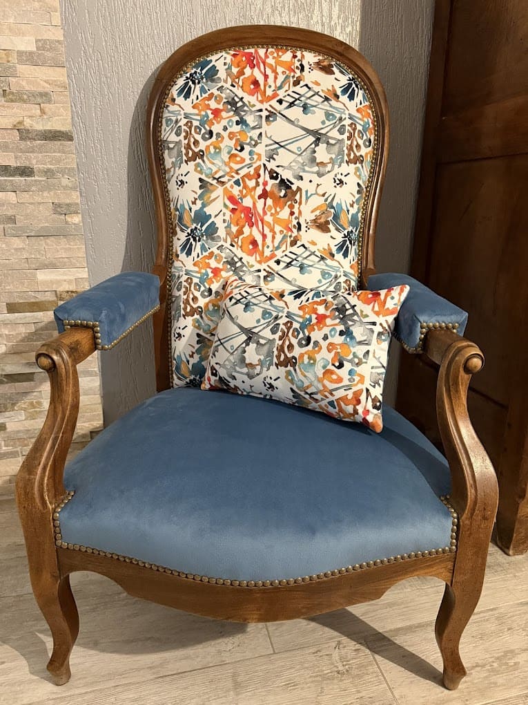 Fauteuil Voltaire relooké avec une association de 2 tissus bleu et fleuri