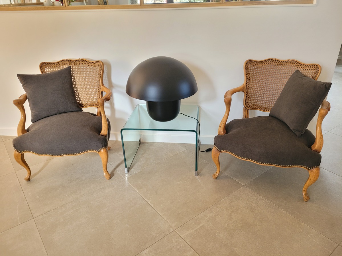Fauteuils de style Louis XV rénovés et recouverts d’un tissu gris, travail artisanal par la tapissière d’ameublement Muz'Art Déco à Bourgoin-Jallieu.