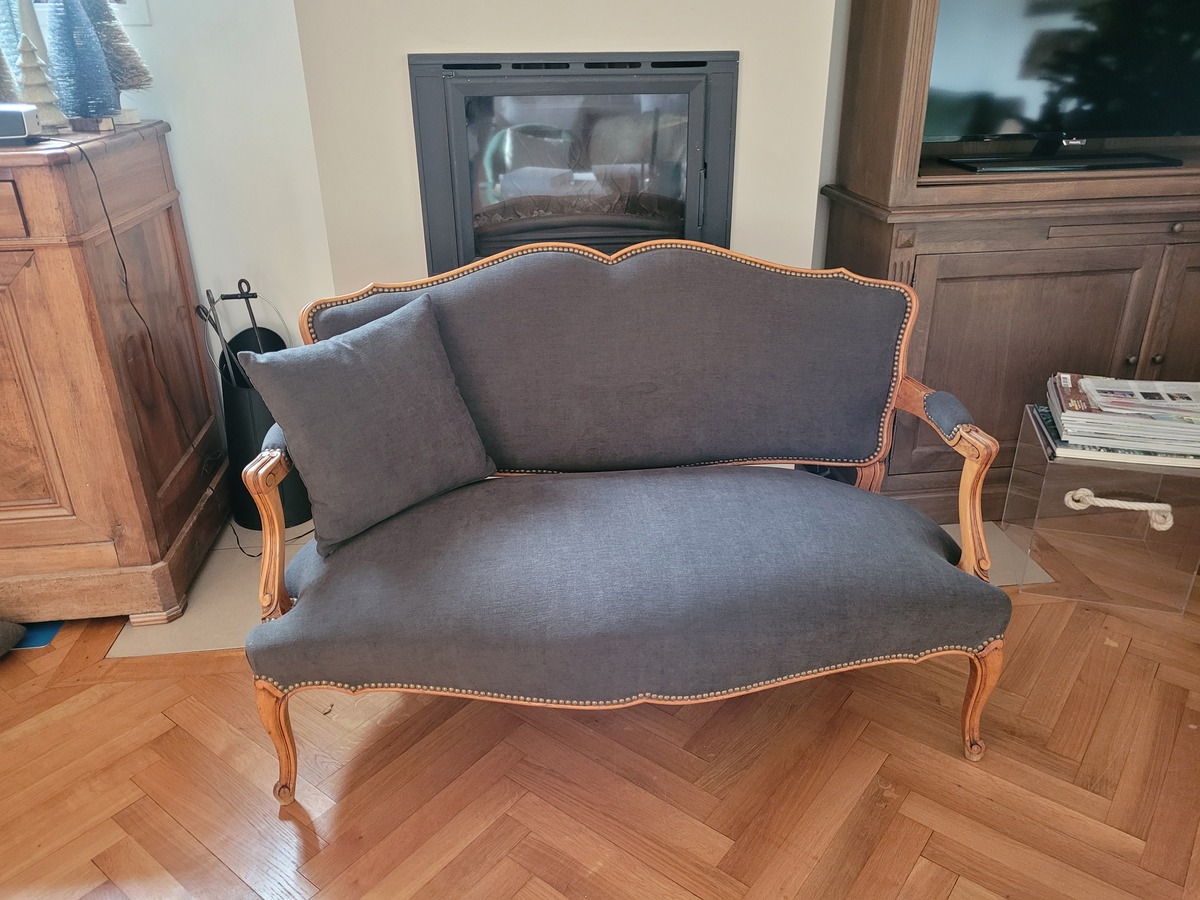 Canapé ancien de style Louis XV rénové et recouvert d’un tissu gris, travail artisanal par la tapissière d’ameublement Muz'Art Déco à Bourgoin-Jallieu.