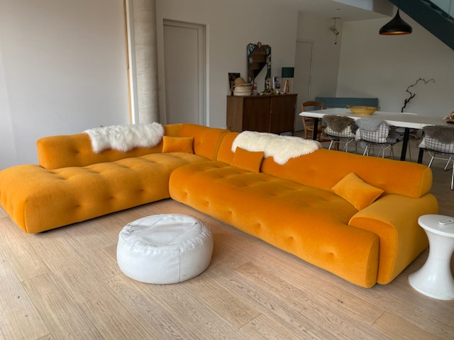 Canapé d’angle recouvert d’un nouveau tissu en velours jaune moutarde, tissu de l'éditeur Kvadrat, changé par la tapissière d’ameublement Muz'Art Déco à Bourgoin-Jallieu.